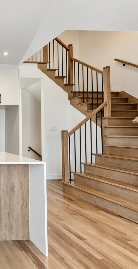Escalier en bois et barreaux noirs