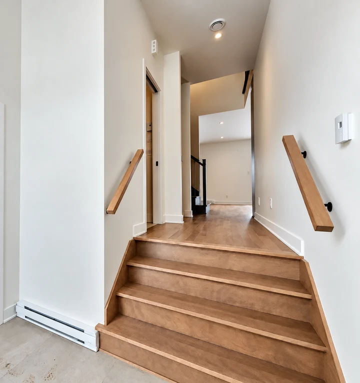 Départ d’escalier et mains courantes en bois