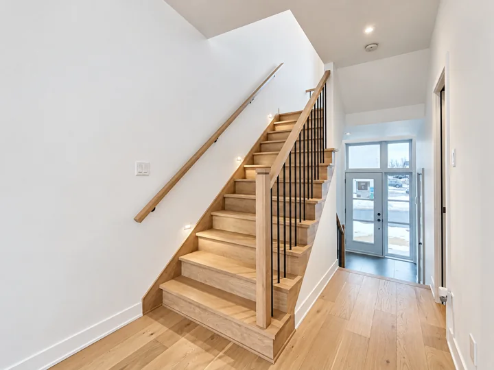 Escalier droit et rampe en bois et métal
